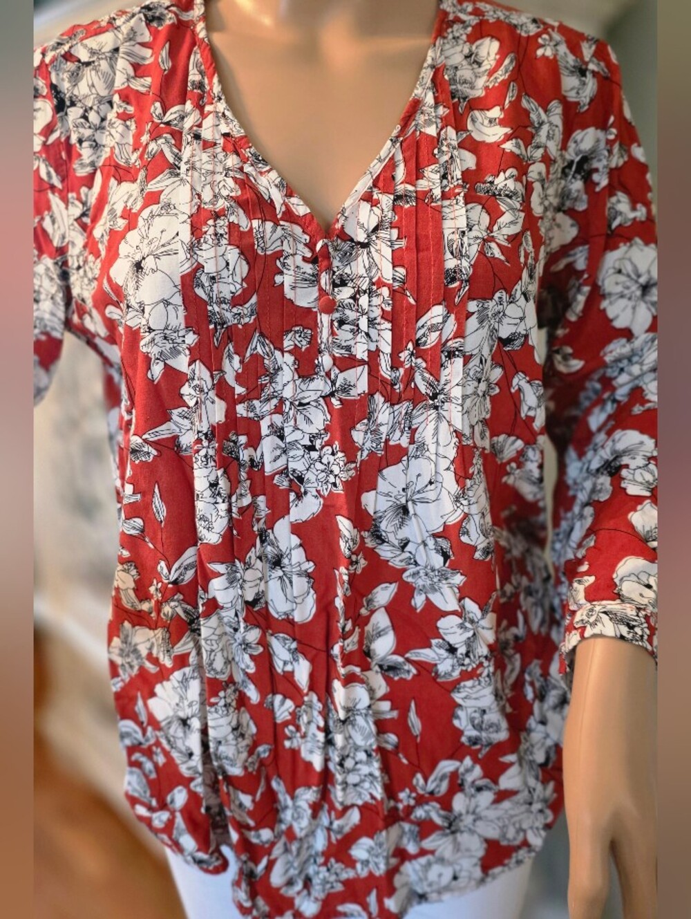 Fun2Fun "Maley" Pintuck Pleated V-Neck Lightweight Vibrant Floral Blouse M